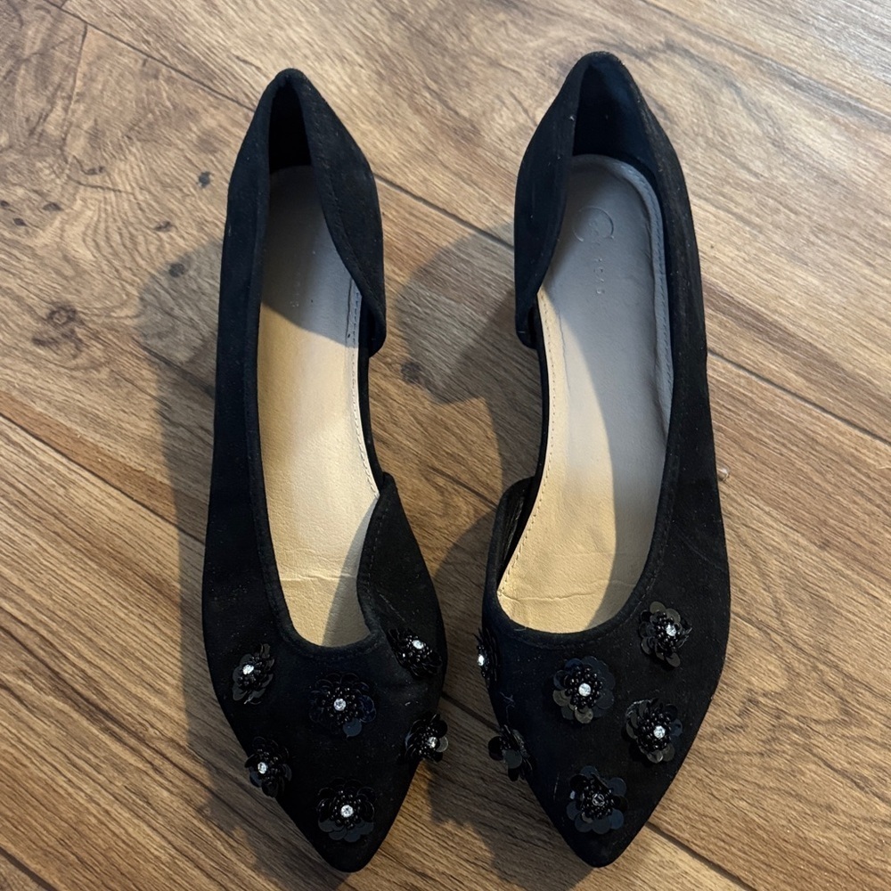 Chic Black Women's Flats with Floral Accents